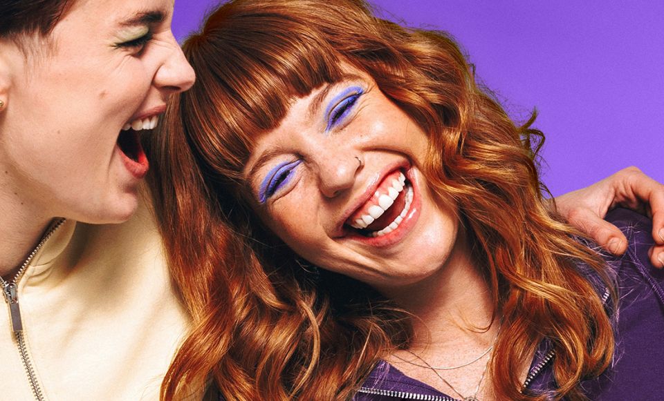 iLLi 2GirlsLaughing